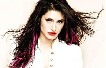 Fans get up, close and personal with Nargis Fakhri